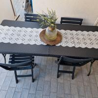 Tavolo pieghevole rettangolare con sedie