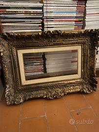 Vecchia cornice in legno intagliato