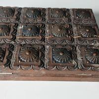 Scatola in legno antica, con intagli decorativi