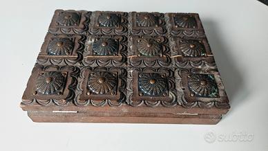 Scatola in legno antica, con intagli decorativi