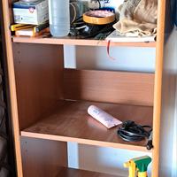 libreria a colonna con ruote