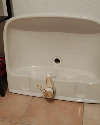 Lavandino per bagno con miscelatore 