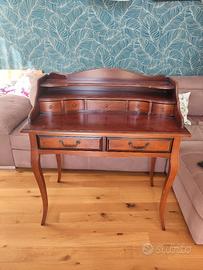 Scrittoio in legno del valore di 1.200€