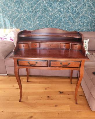 Scrittoio in legno del valore di 1.200€