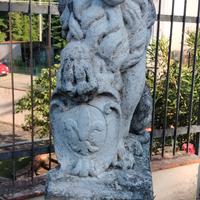 statua leone con  scudo