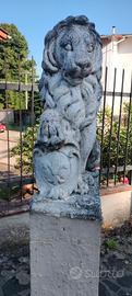 statua leone con  scudo