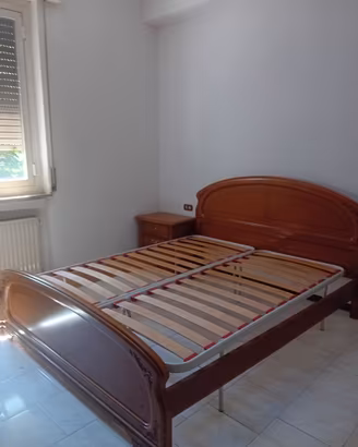 Camera da letto classica in legno massello