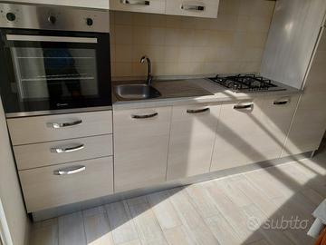 Cucina compresa di elettrodomestici