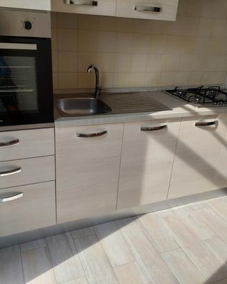 Cucina compresa di elettrodomestici