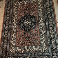 Tappeto in stile persiano con decori classici