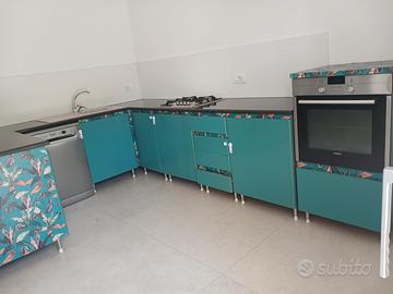 Cucina angolare in marmo nero