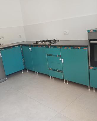 Cucina angolare in marmo nero