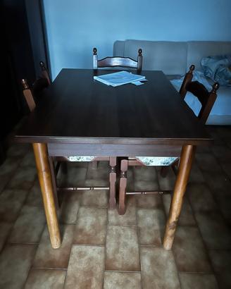 Tavolo da pranzo e sedie
