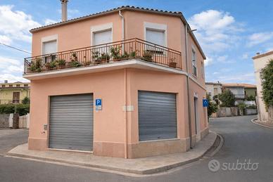 Ales - stabile bilivelli appartamento e locale