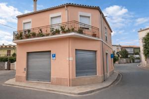 Ales - stabile bilivelli appartamento e locale