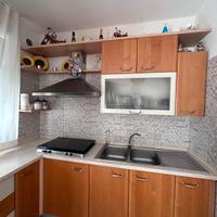 cucina, tavolo con sedie e lampadario 