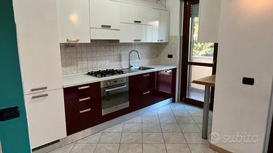 Cucina fissa completa di elettrodomestici e snack