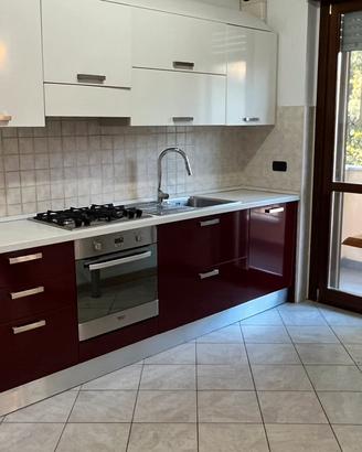 Cucina fissa completa di elettrodomestici e snack