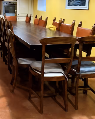 TAVOLO ARTIGIANALE IN NOCE – IMPONENTE ED ELEGANTE