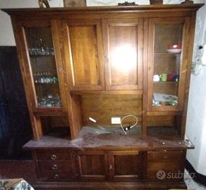 mobile in legno massiccio con vetrine