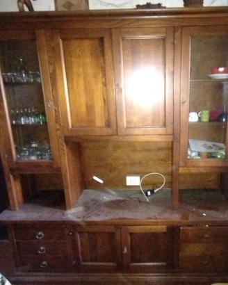 mobile in legno massiccio con vetrine