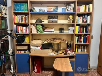 Scrivania con libreria