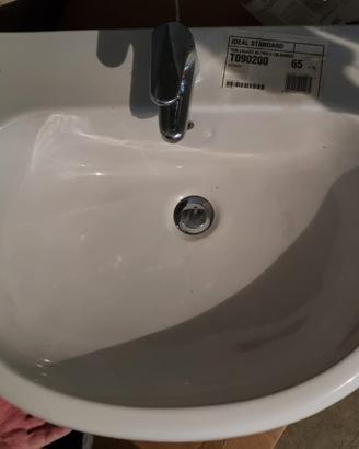 Lavabo con colonna e miscelatore Ideal Standard.