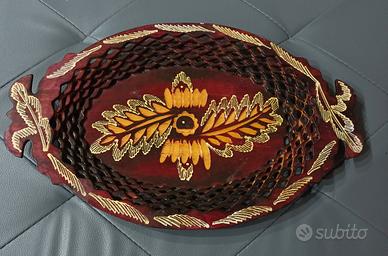 Vassoio in legno intarsiato e decorato a mano