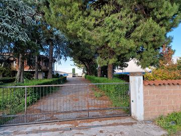 Villa con parco capannoni rimessa terreno