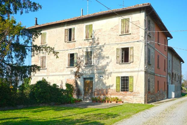 Casa Colonica a Reggio nell'Emilia 5 locali