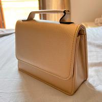 Borsa dorata con accessori