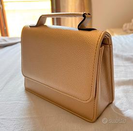 Borsa dorata con accessori