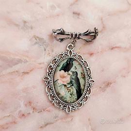 Spilla gotica dark con corvi e rose