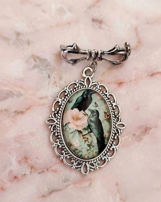 Spilla gotica dark con corvi e rose