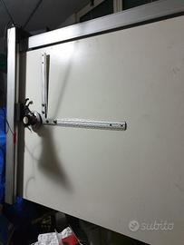 tavolo da disegno con tecnigrafo 
