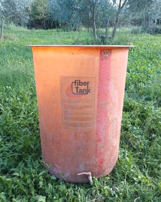 Tino in vetroresina  300 L.