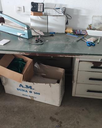 scrivania metallica 3 cassetti