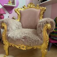 Poltrona rosa in pelliccia per bimba