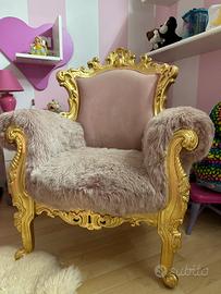 Poltrona rosa in pelliccia per bimba