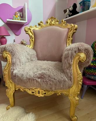 Poltrona rosa in pelliccia per bimba