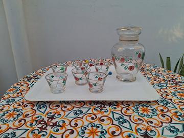 Brocca e coppette per ciliegie sciroppate