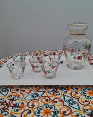 Brocca e coppette per ciliegie sciroppate