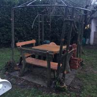 Gazebo panche sedie e tavolo