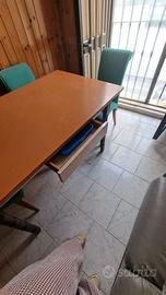 Tavolo da pranzo con cassetto