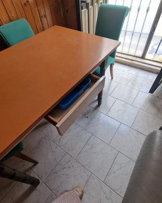 Tavolo da pranzo con cassetto