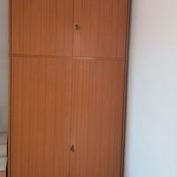 Armadio guardaroba capiente color legno