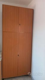 Armadio guardaroba capiente color legno