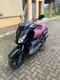 Scooter Xmax 250