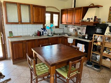 Cucina angolare in legno