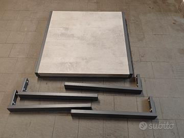 tavolo in metallo molto robusto 90x 90 allungabile